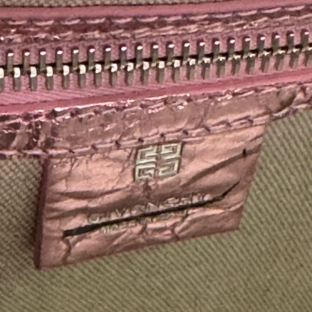 Givenchy Antigona Lock Bag in Laminated Leather Pink - Picture 5 of 7